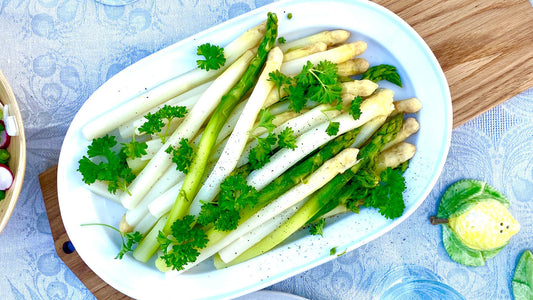 Frischer weißer & grüner Spargel mit geräuchertem Schinken und Frühkartoffeln