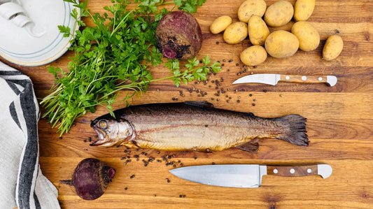 Geräucherte Forelle mit Pellkartoffeln, Butter und eingelegter Rote Bete