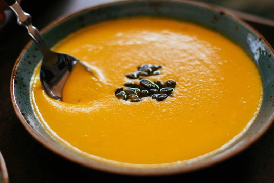 Möhren-Ingwer-Suppe mit Kürbiskernen und Rasche Bio-Dinkel-Kürbiskrustenbrot