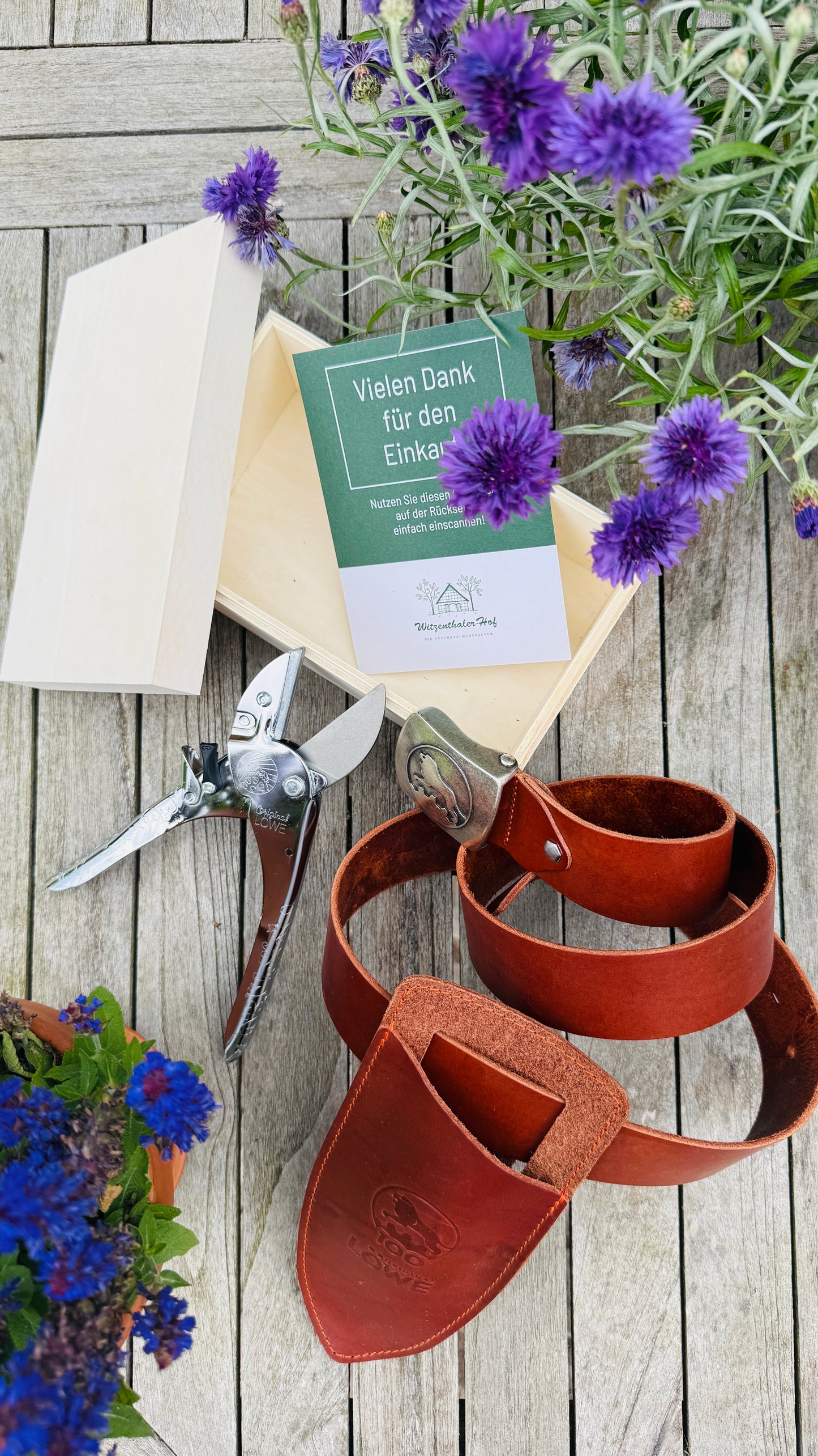 Geschenkset für ihn - Original Löwe 1.100 Amboss-Schere mit Lederholster, Universal-Ledergürtel und Holzbox