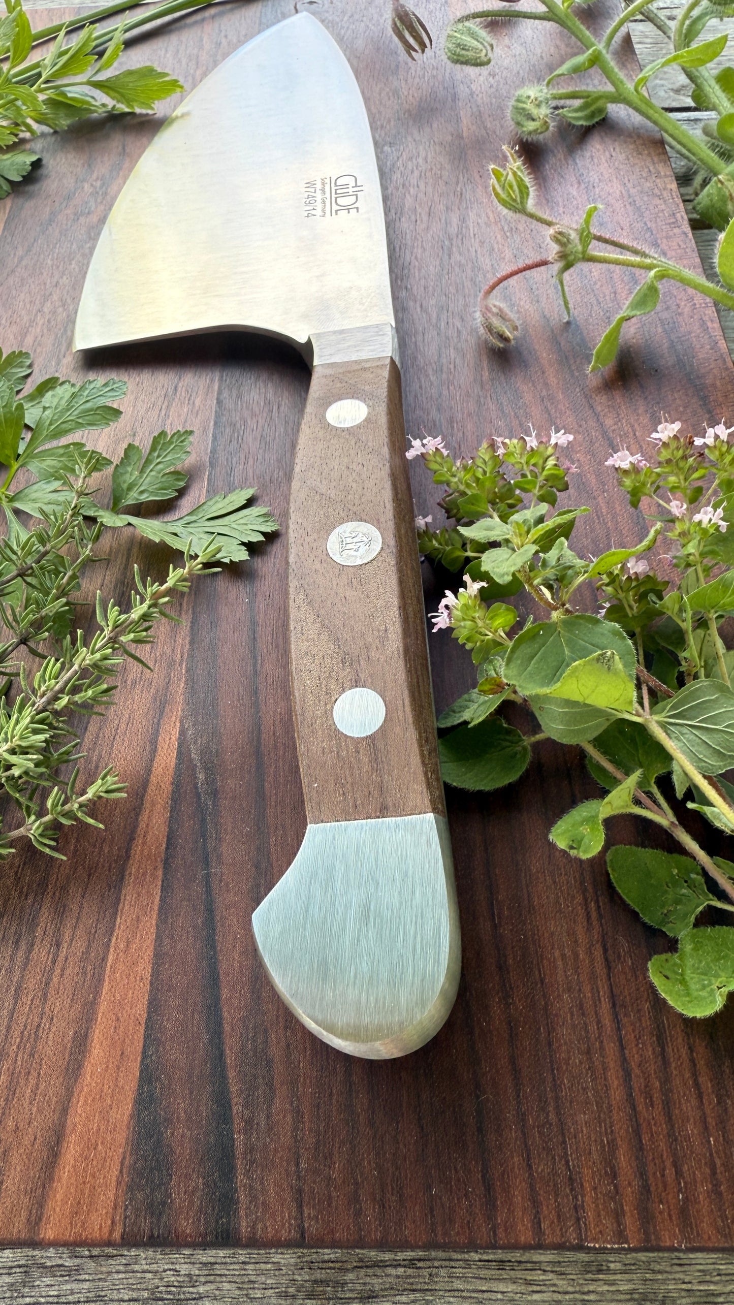 Geschenkset - Güde Kräutermesser Shark – Alpha Walnuss & Walnuss-/Buchenholzbrett