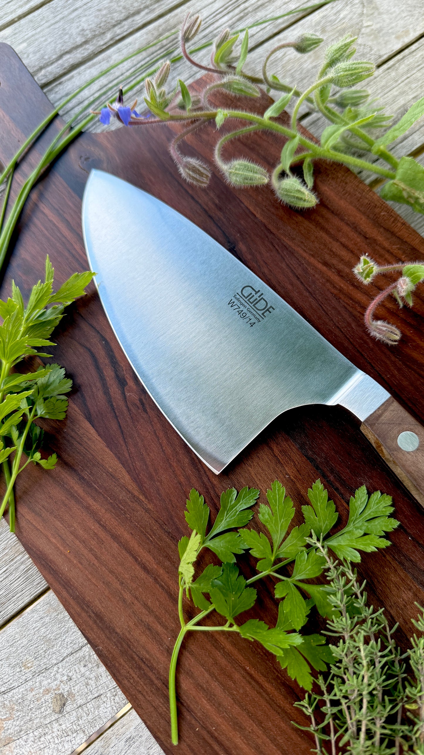 Geschenkset - Güde Kräutermesser Shark – Alpha Walnuss & Walnuss-/Buchenholzbrett