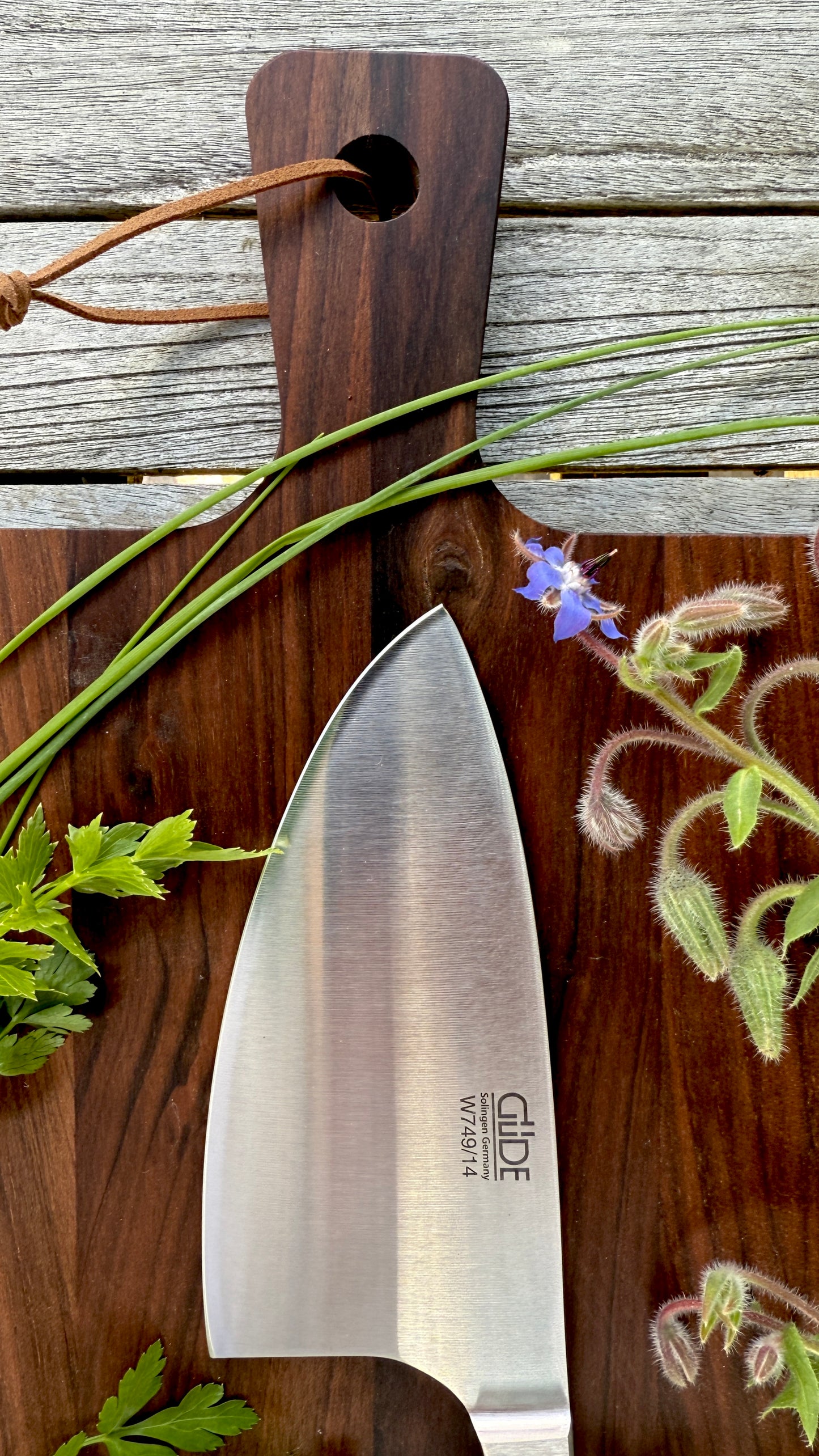 Geschenkset - Güde Kräutermesser Shark – Alpha Walnuss & Walnuss-/Buchenholzbrett