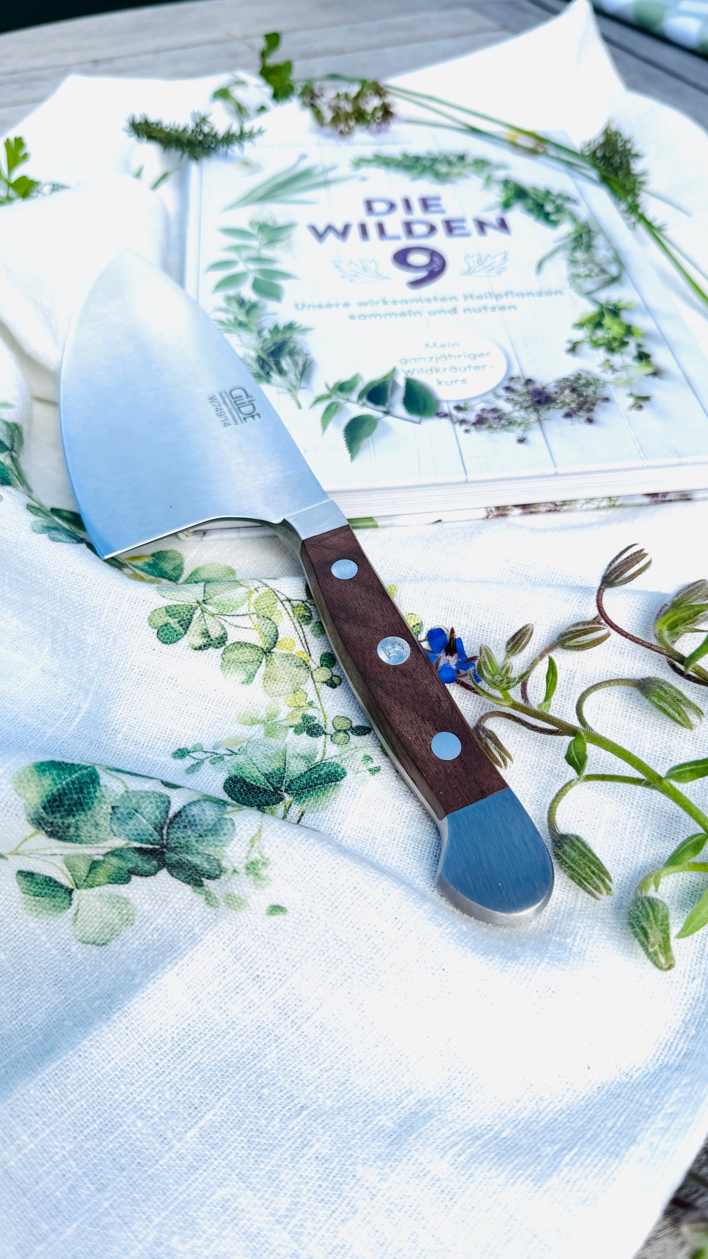 Gift set – book Wilde 9, linen cloth herbs & Güde herb knife