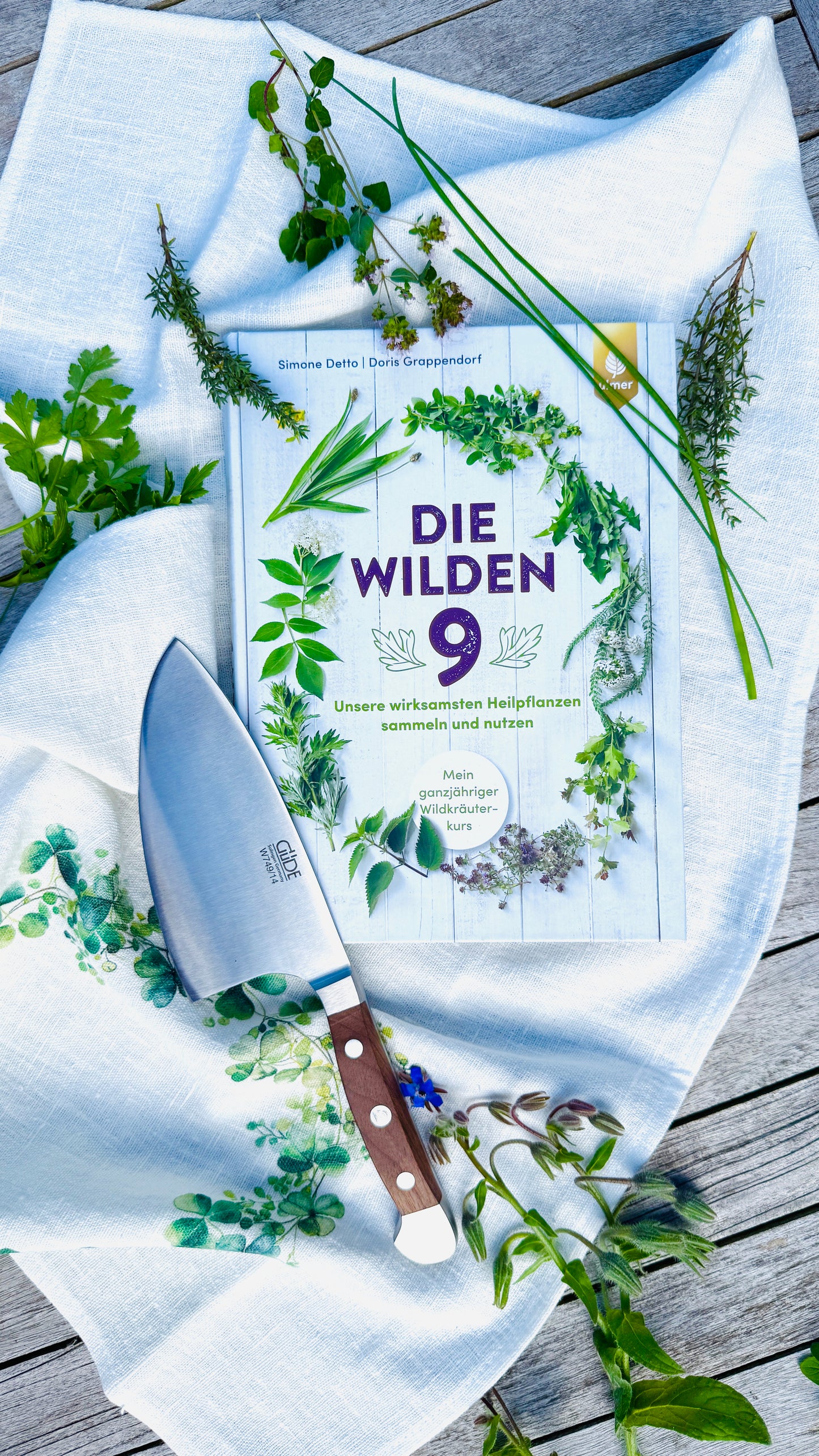 Gift set – book Wilde 9, linen cloth herbs & Güde herb knife