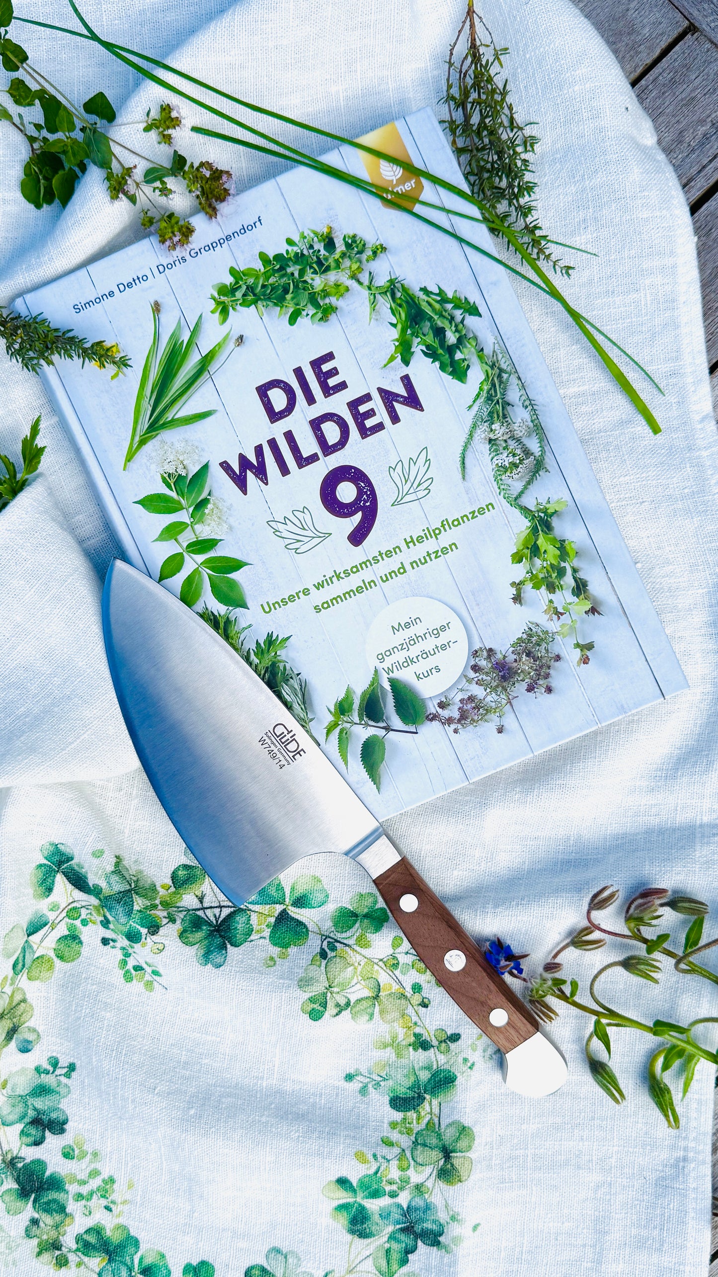 Gift set – book Wilde 9, linen cloth herbs & Güde herb knife