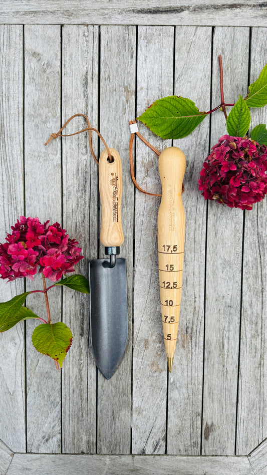 Geschenkset „Pflanzwerkzeuge Premium“ – Krumpholz Pflanzenpflock und Pflanzkelle schmal