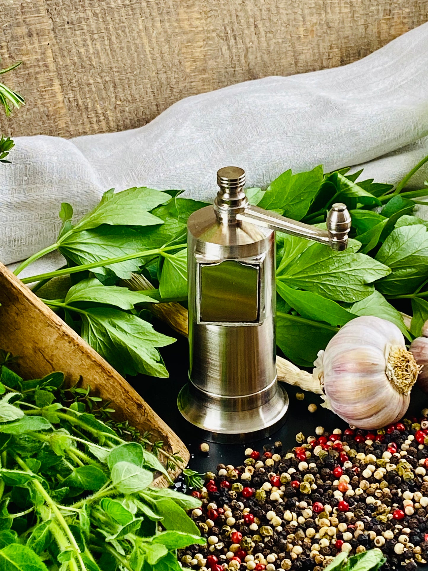 Pepper mill made of solid metal matt