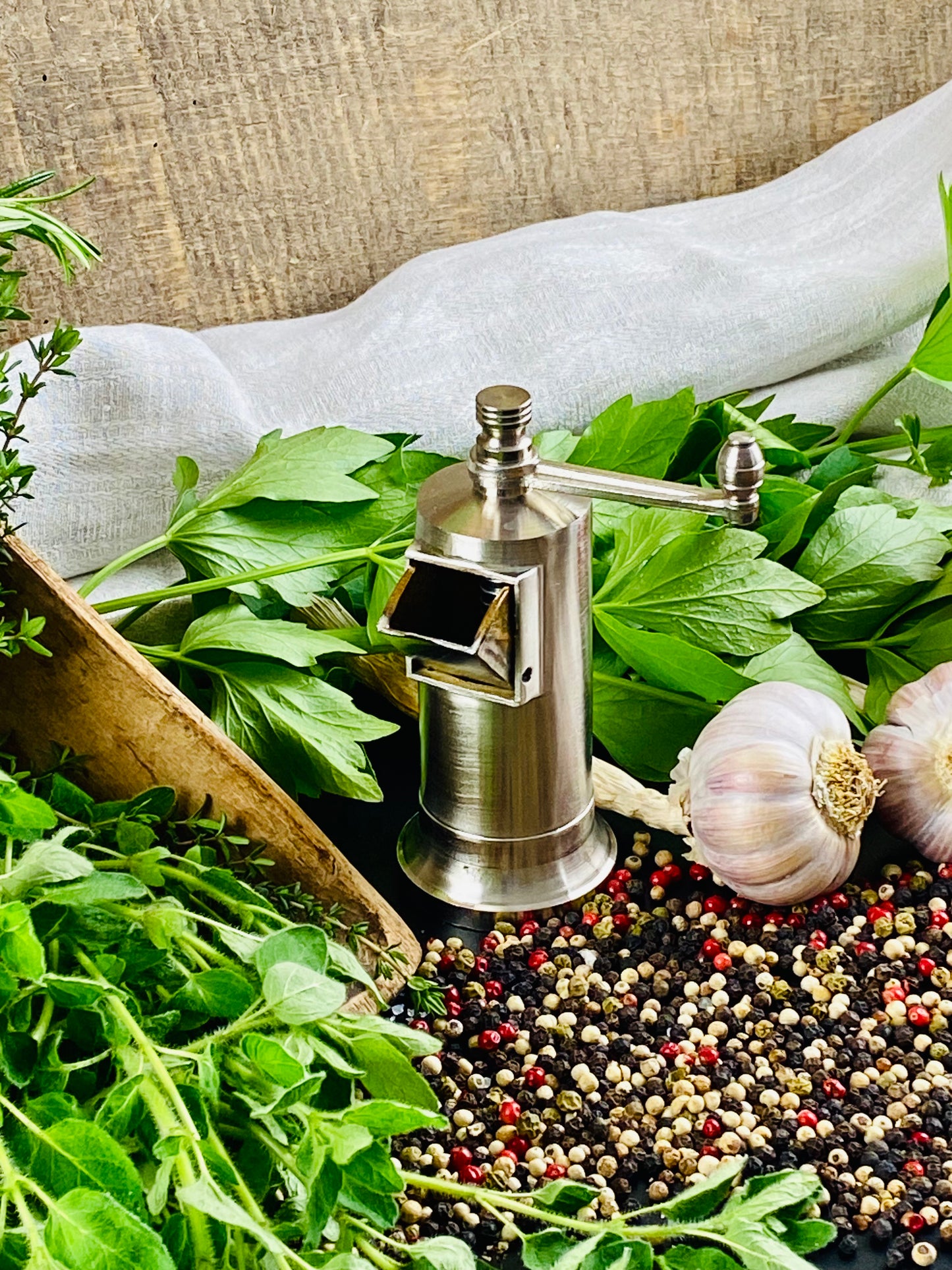 Pepper mill made of solid metal matt