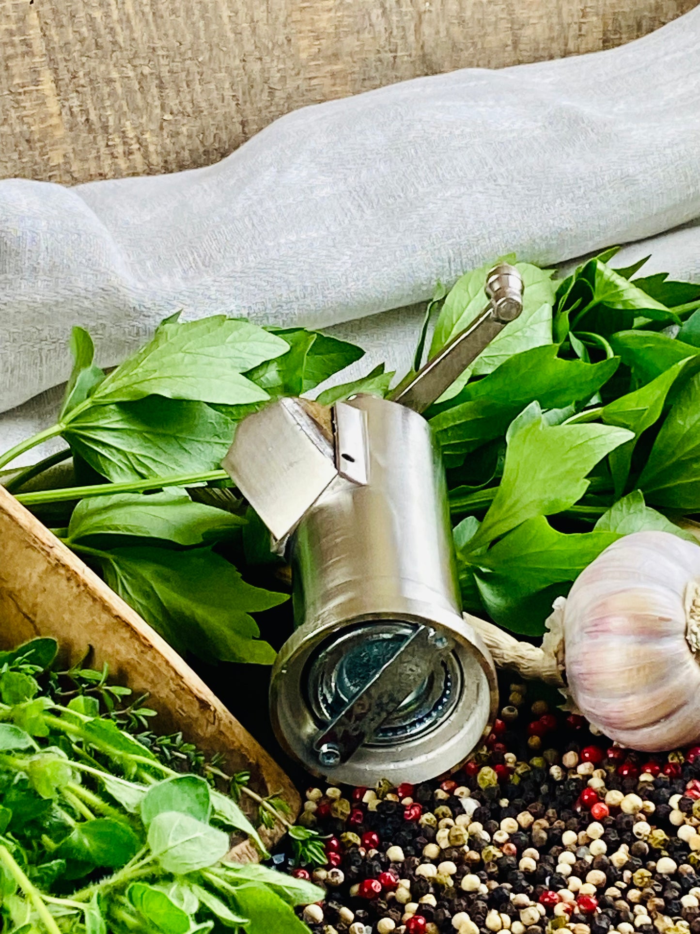 Pepper mill made of solid metal matt