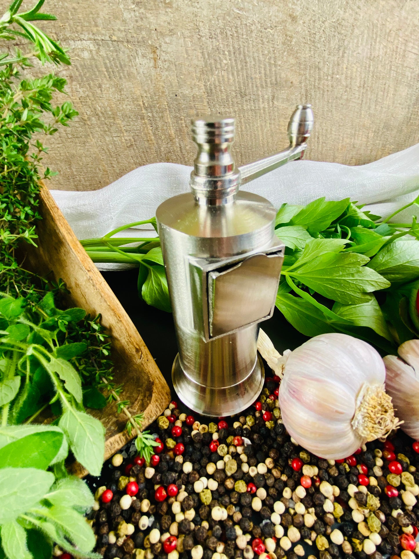Pepper mill made of solid metal matt