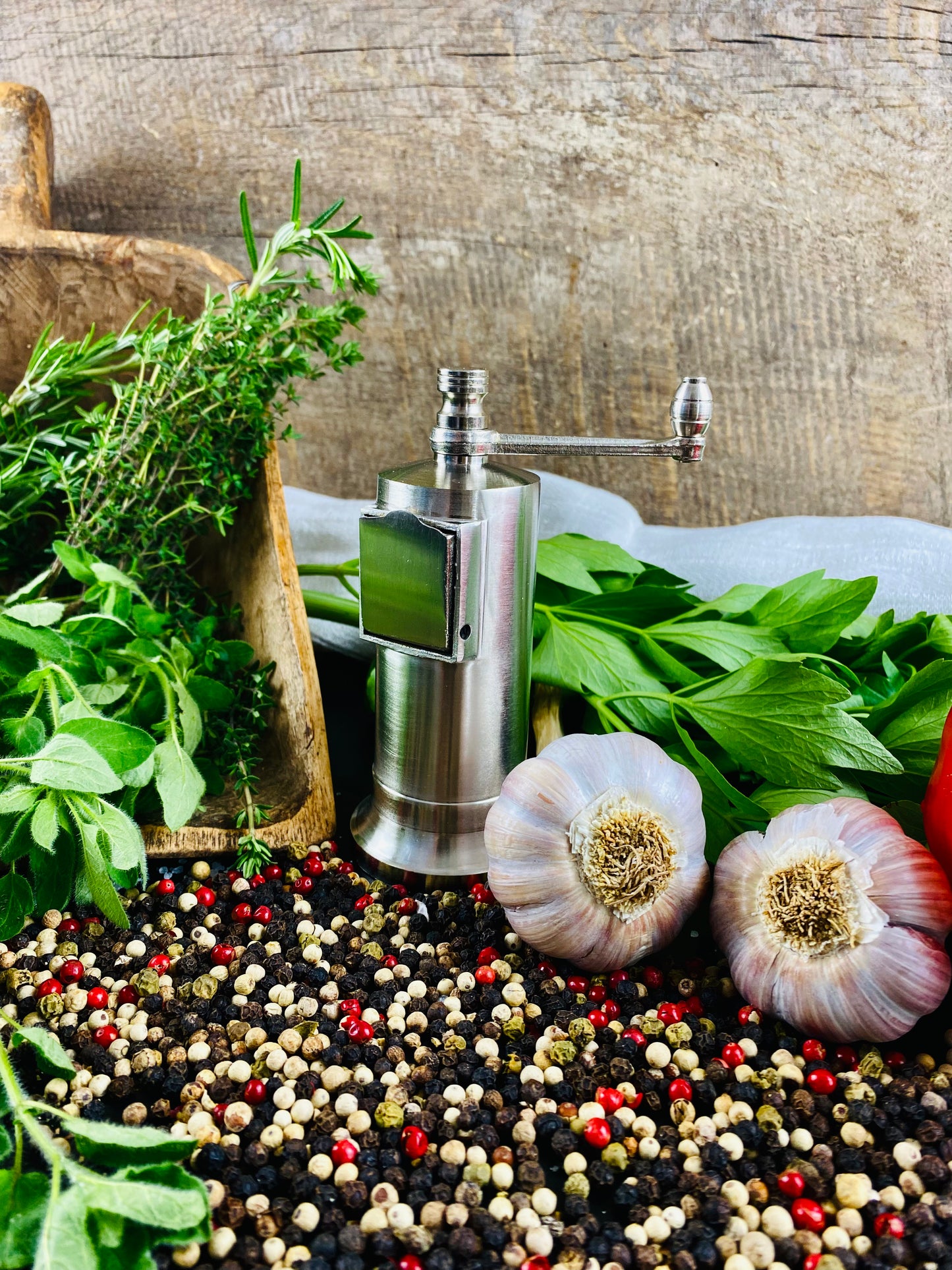 Pepper mill made of solid metal matt