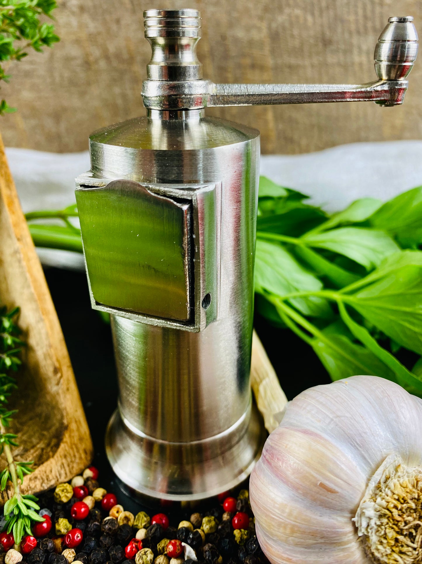 Pepper mill made of solid metal matt