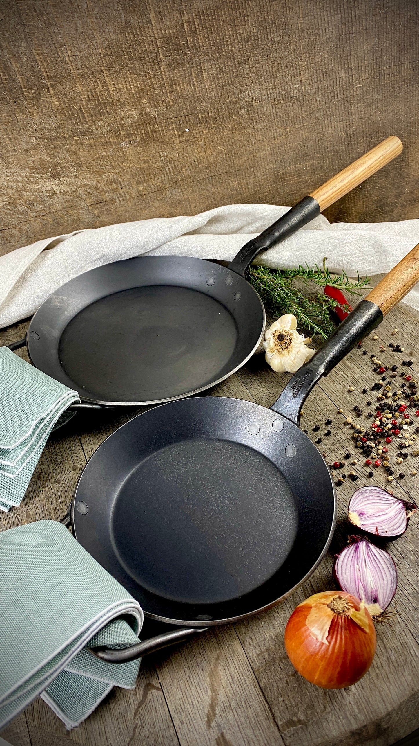 Iron pans set of 2 with handle & hand-forged wooden handle & 2 linen cloths