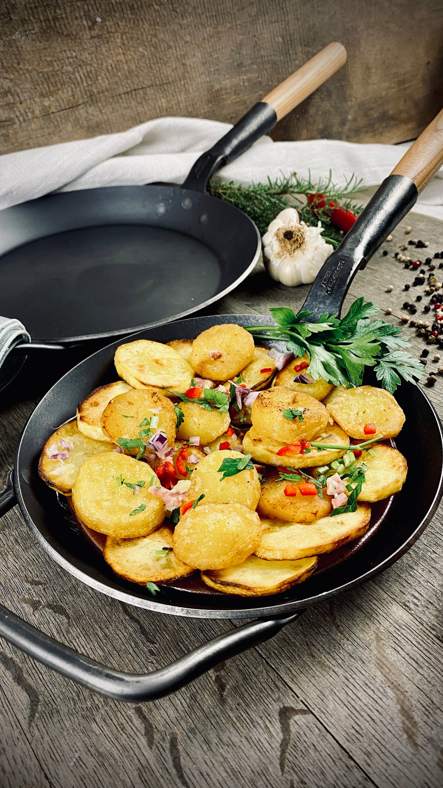 Iron pans set of 2 with handle & hand-forged wooden handle & 2 linen cloths