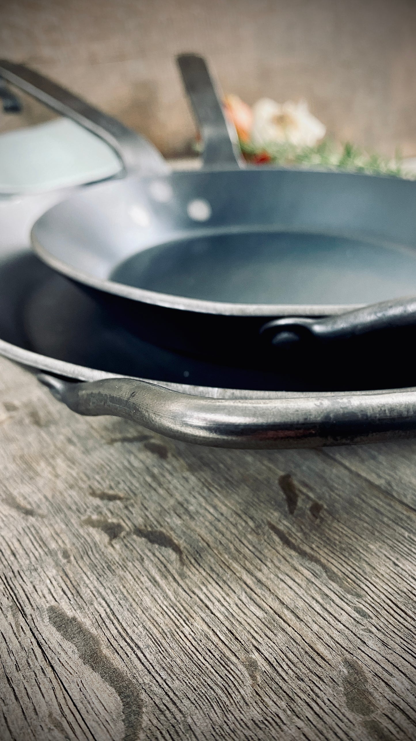 Iron pans set of 2 with counter handle & hand-forged iron handle & 2 linen cloths