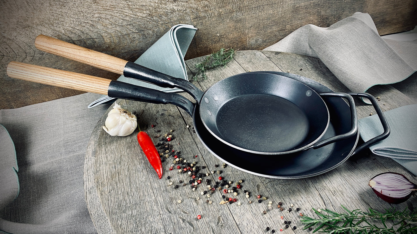 Iron pans set of 2 with handle & hand-forged wooden handle & 2 linen cloths