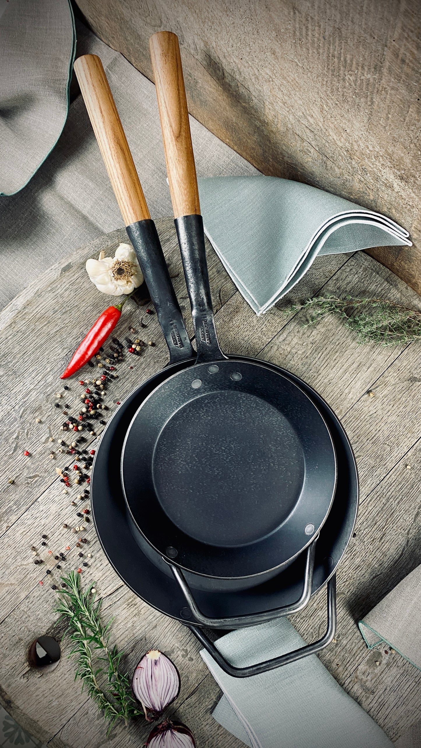 Iron pans set of 2 with handle & hand-forged wooden handle & 2 linen cloths