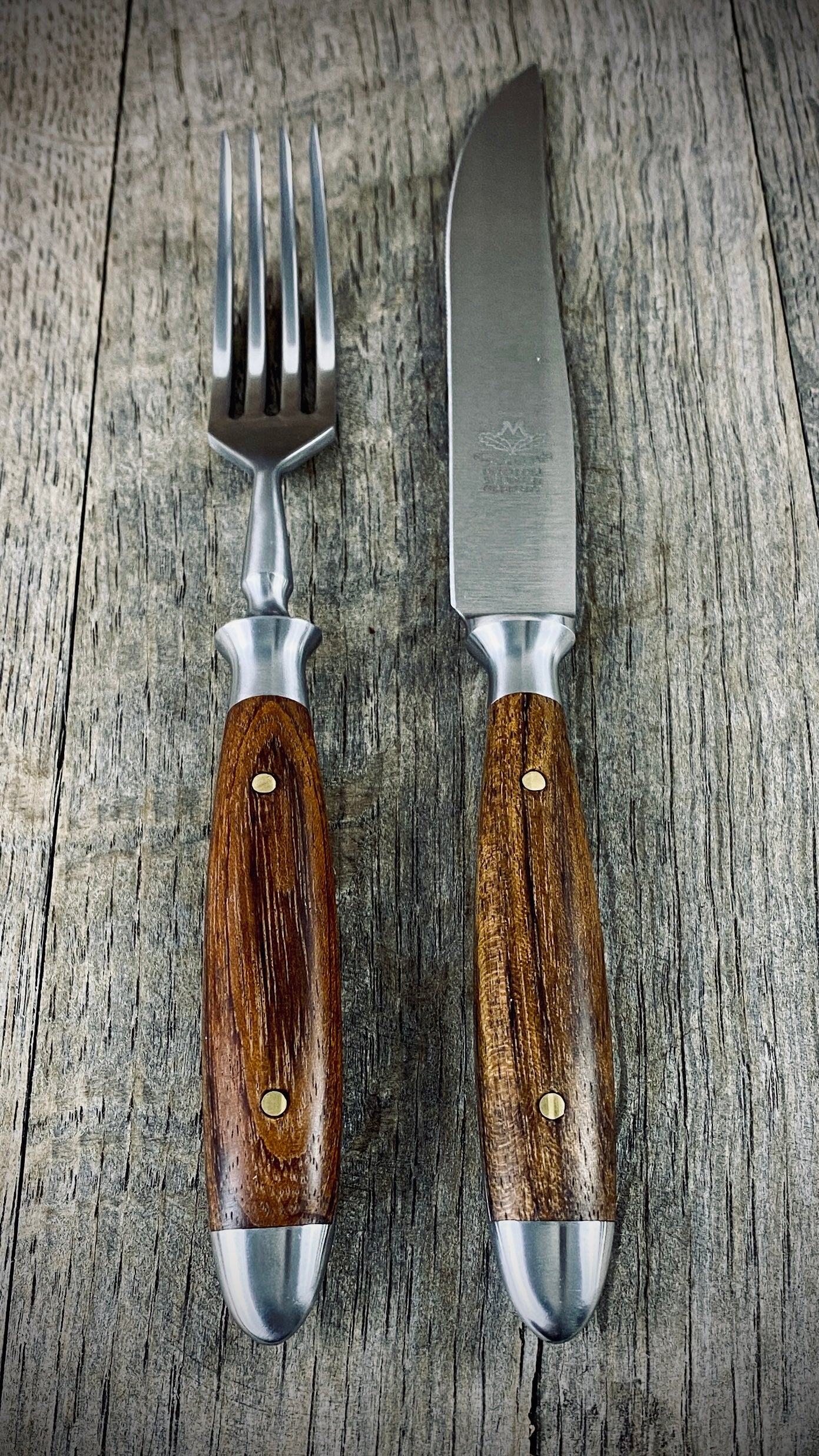 Oak leaf steak cutlery with real dark oak