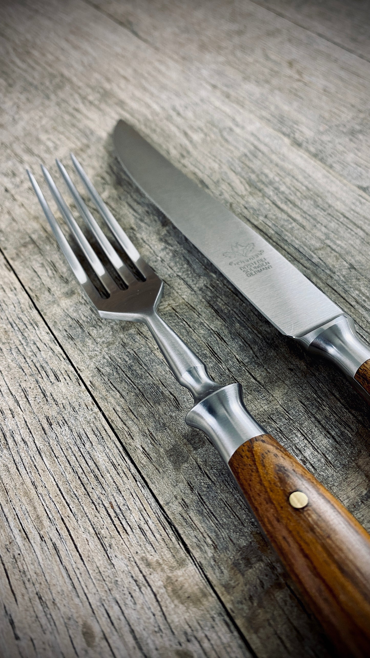 Oak leaf steak cutlery with real dark oak