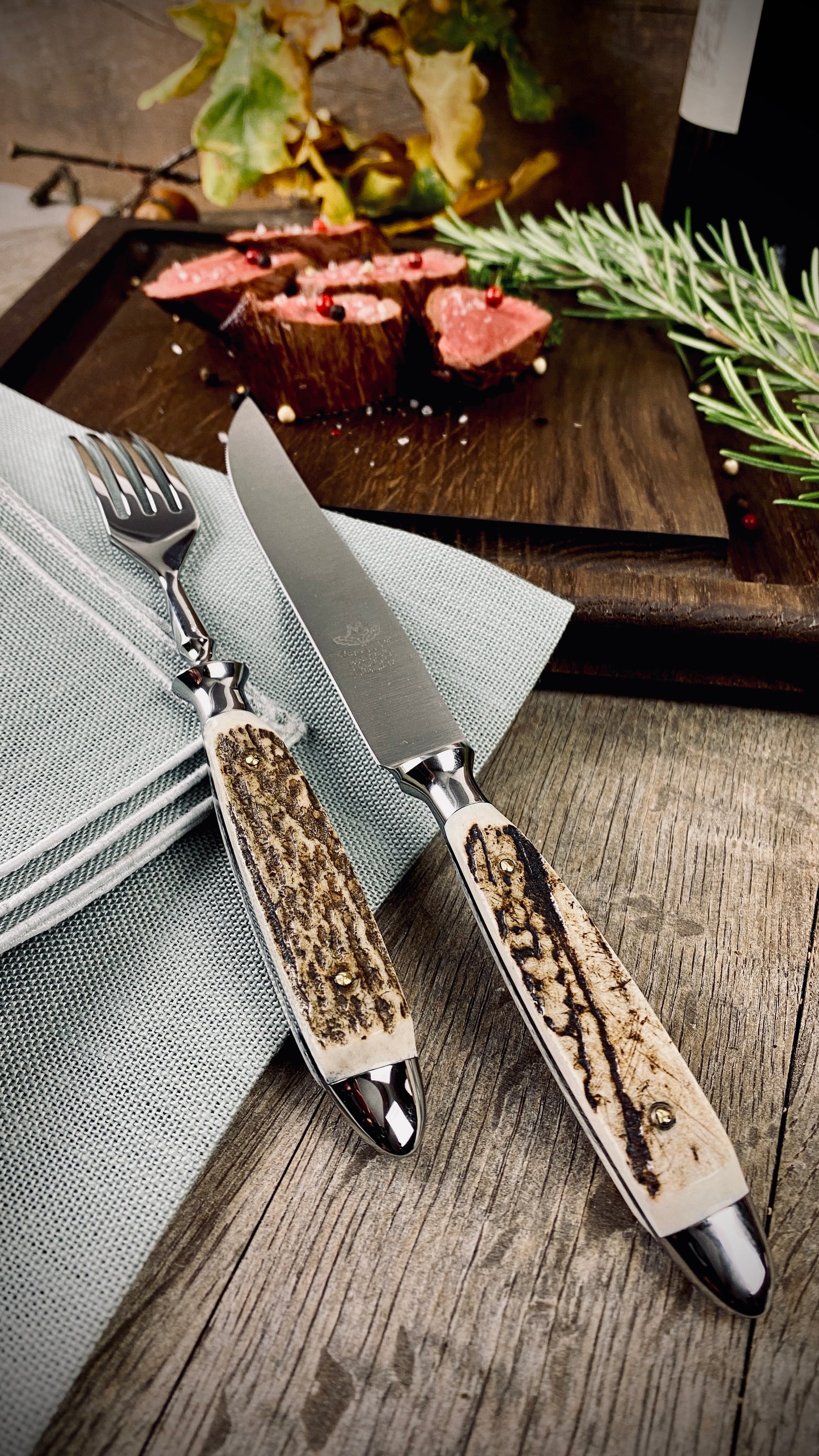 Geschenk-Set Steakbrett & Eichenlaub Steakbesteck mit echtem Hirschhorn