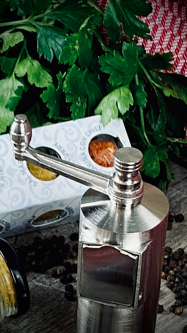 Geschenk-Set Pfeffermühle aus massiven Metall handmade mit 6 Gewürzen im Glas