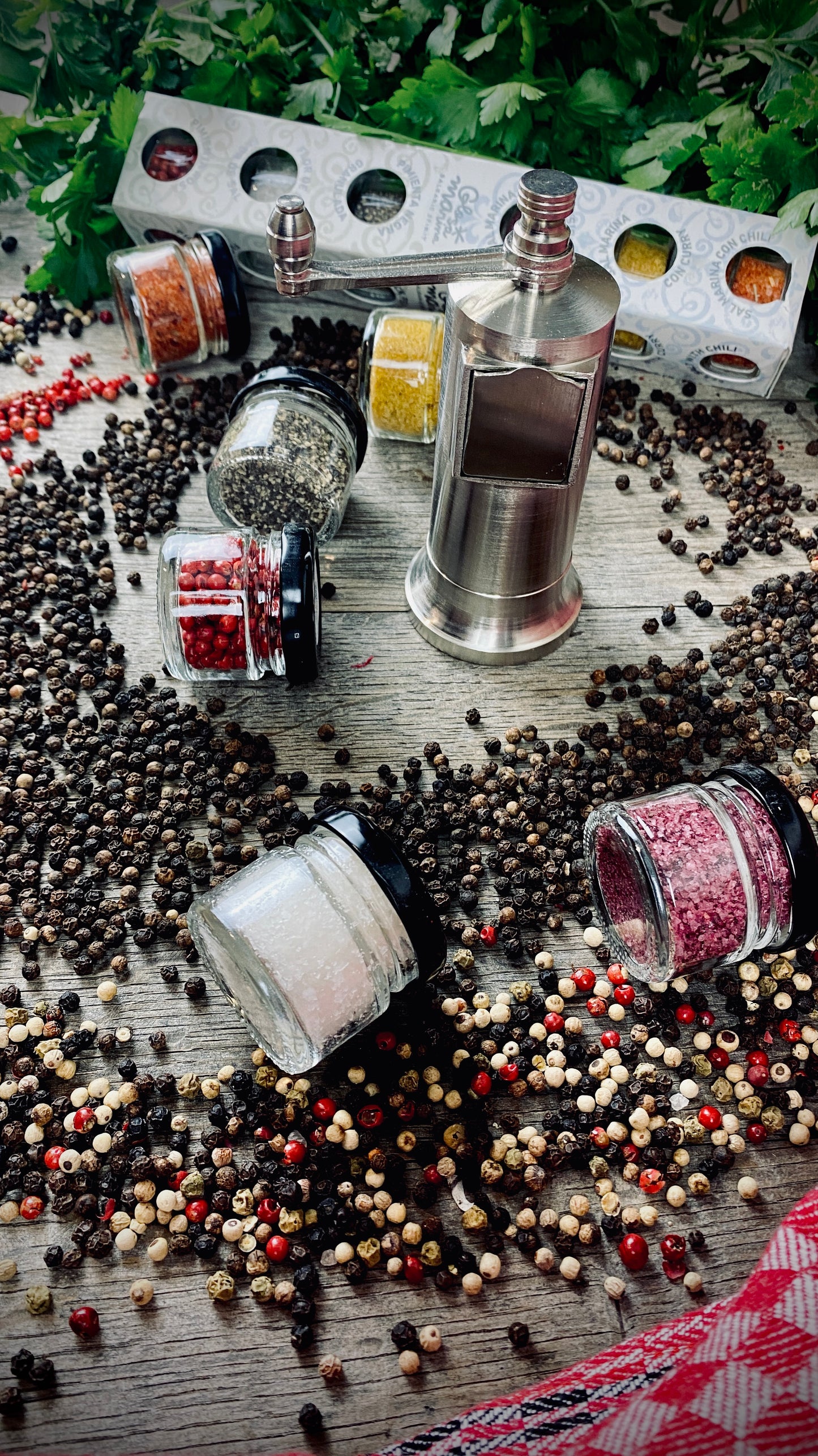 Geschenk-Set Pfeffermühle aus massiven Metall handmade mit 6 Gewürzen im Glas