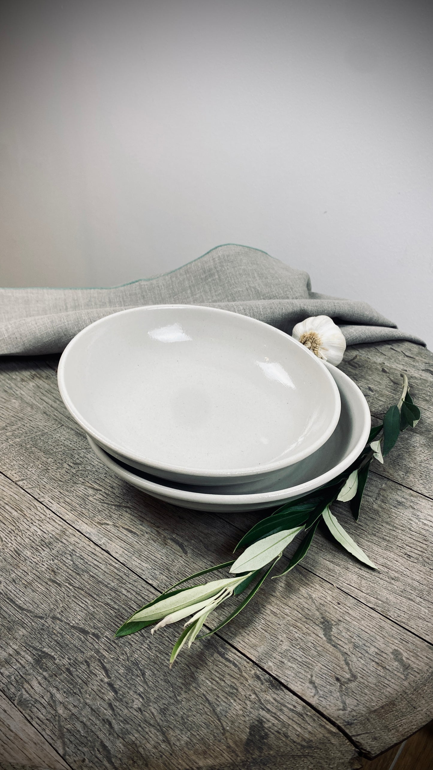 Handgetöpferte 2er Set-Tischserie Klassik tiefe Teller aus dem Atelier Andrea