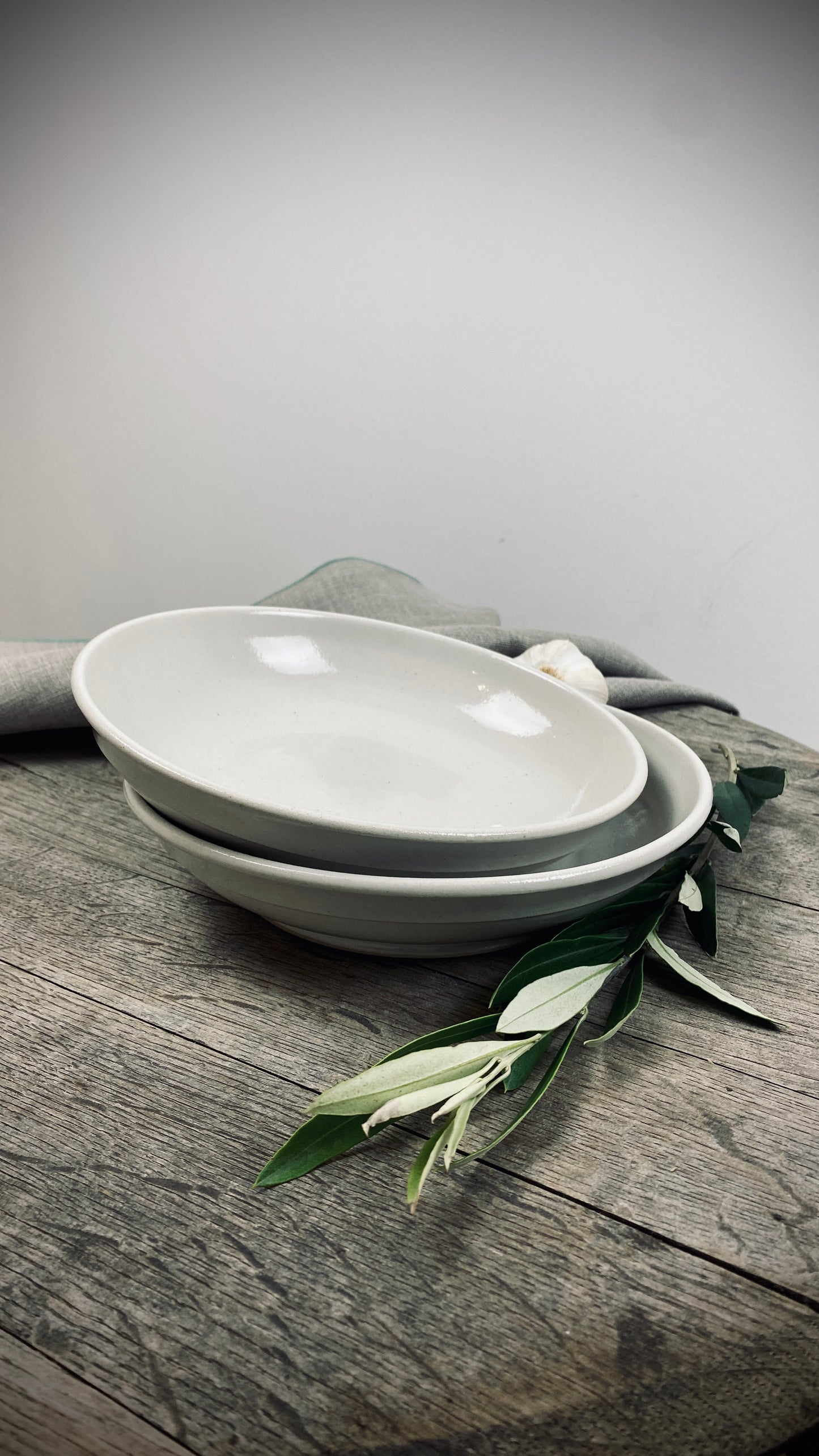 Handgetöpferte 2er Set-Tischserie Klassik tiefe Teller aus dem Atelier Andrea