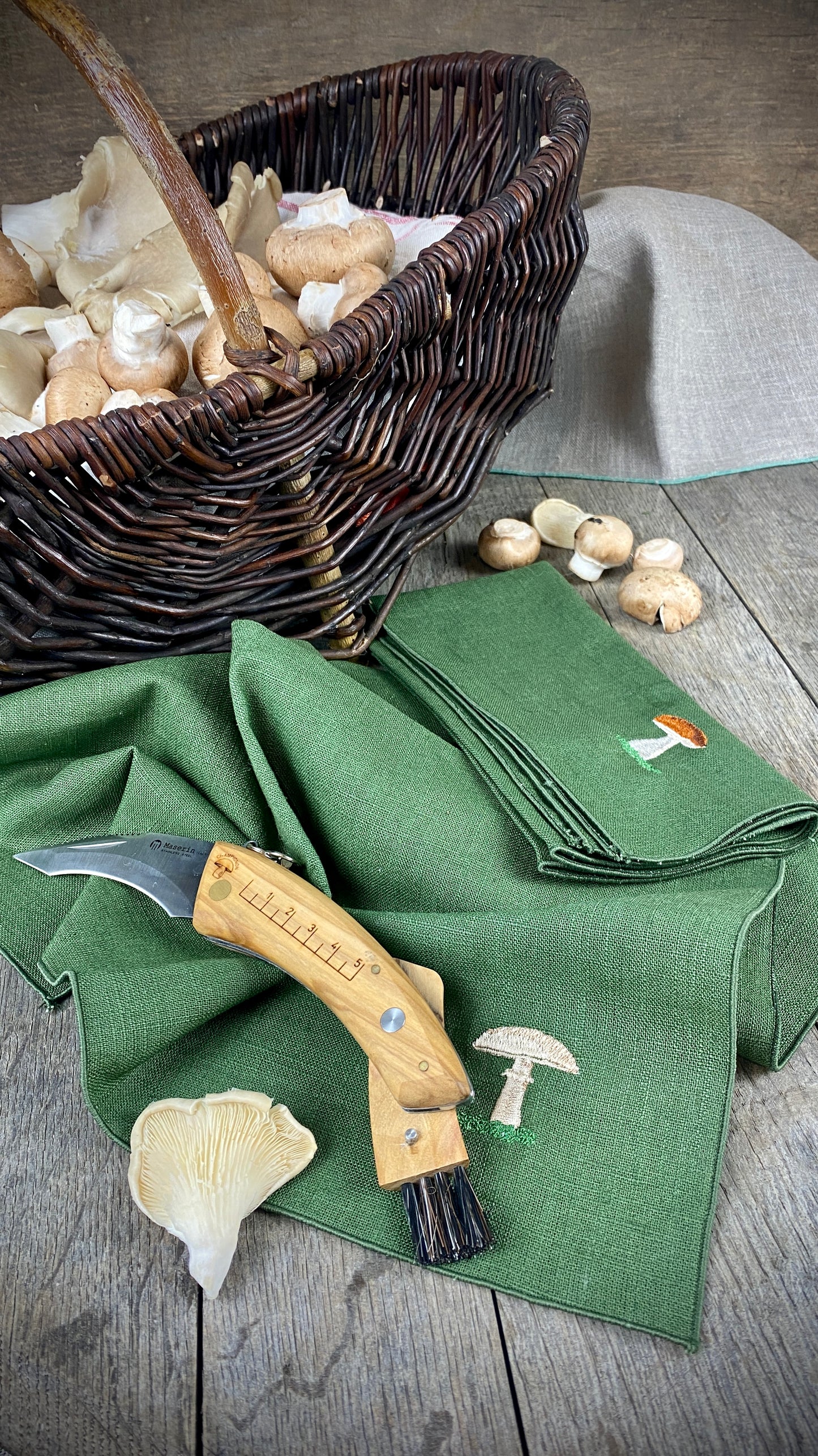 Geschenk-Set Korb & Pilzmesser & 2 Leinenservietten