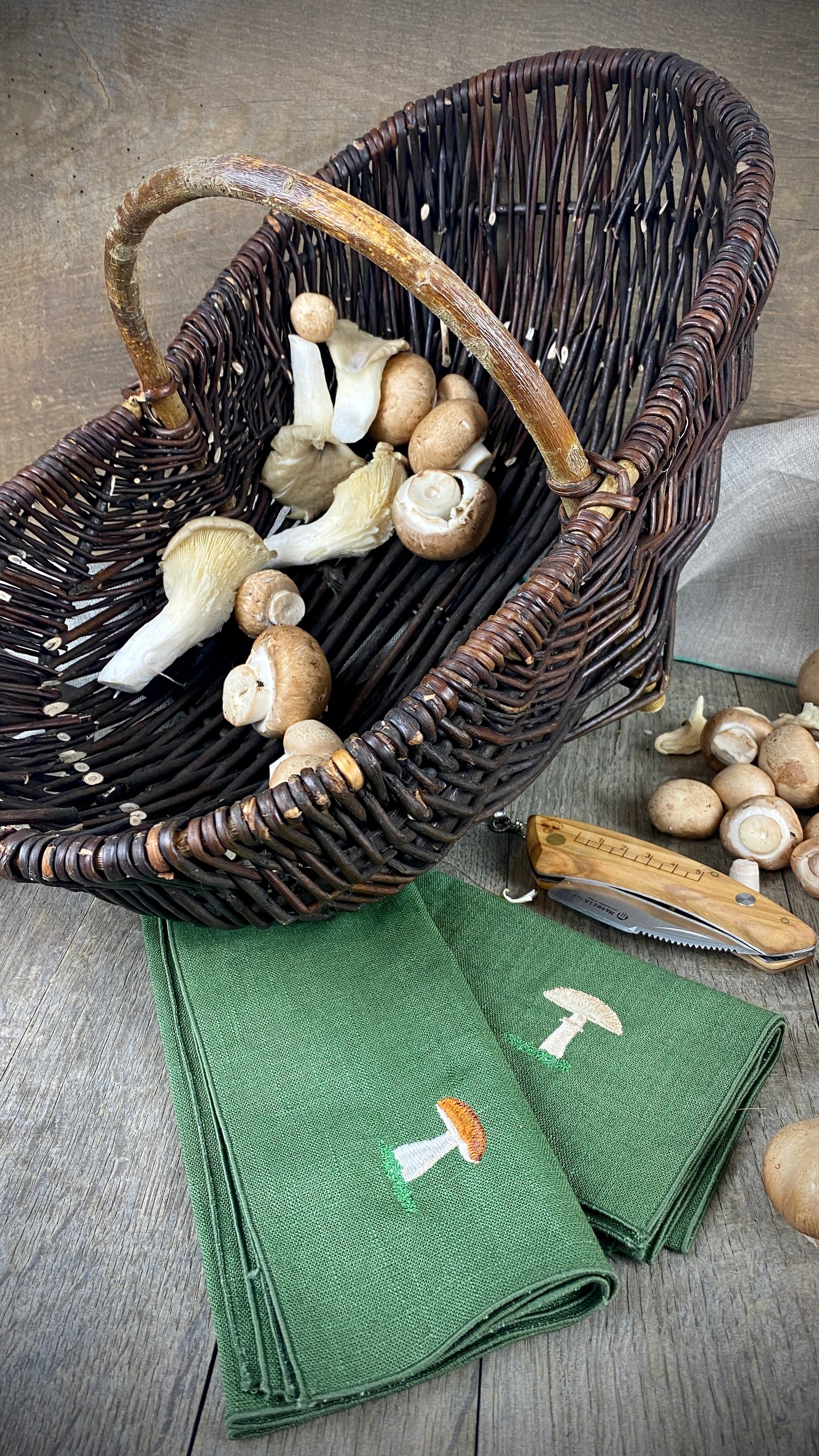 Geschenk-Set Korb & Pilzmesser & 2 Leinenservietten