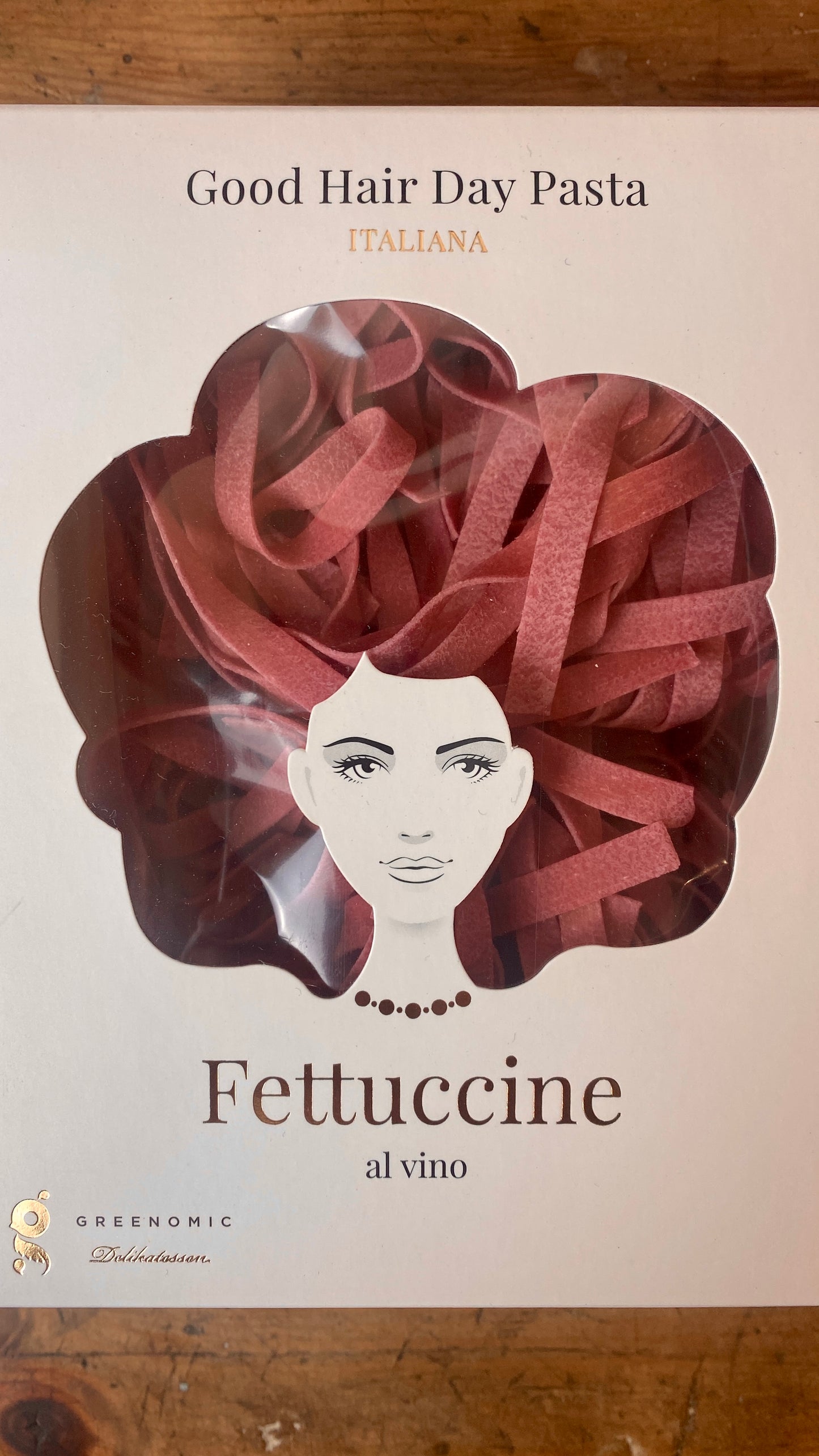 Pasta Fettuccine mit handgetöpferten Sieb mit Unterteller