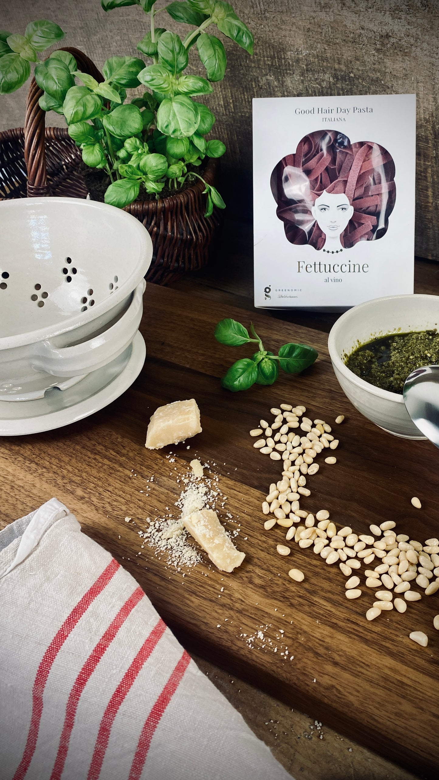 Pasta Fettuccine mit handgetöpferten Sieb mit Unterteller