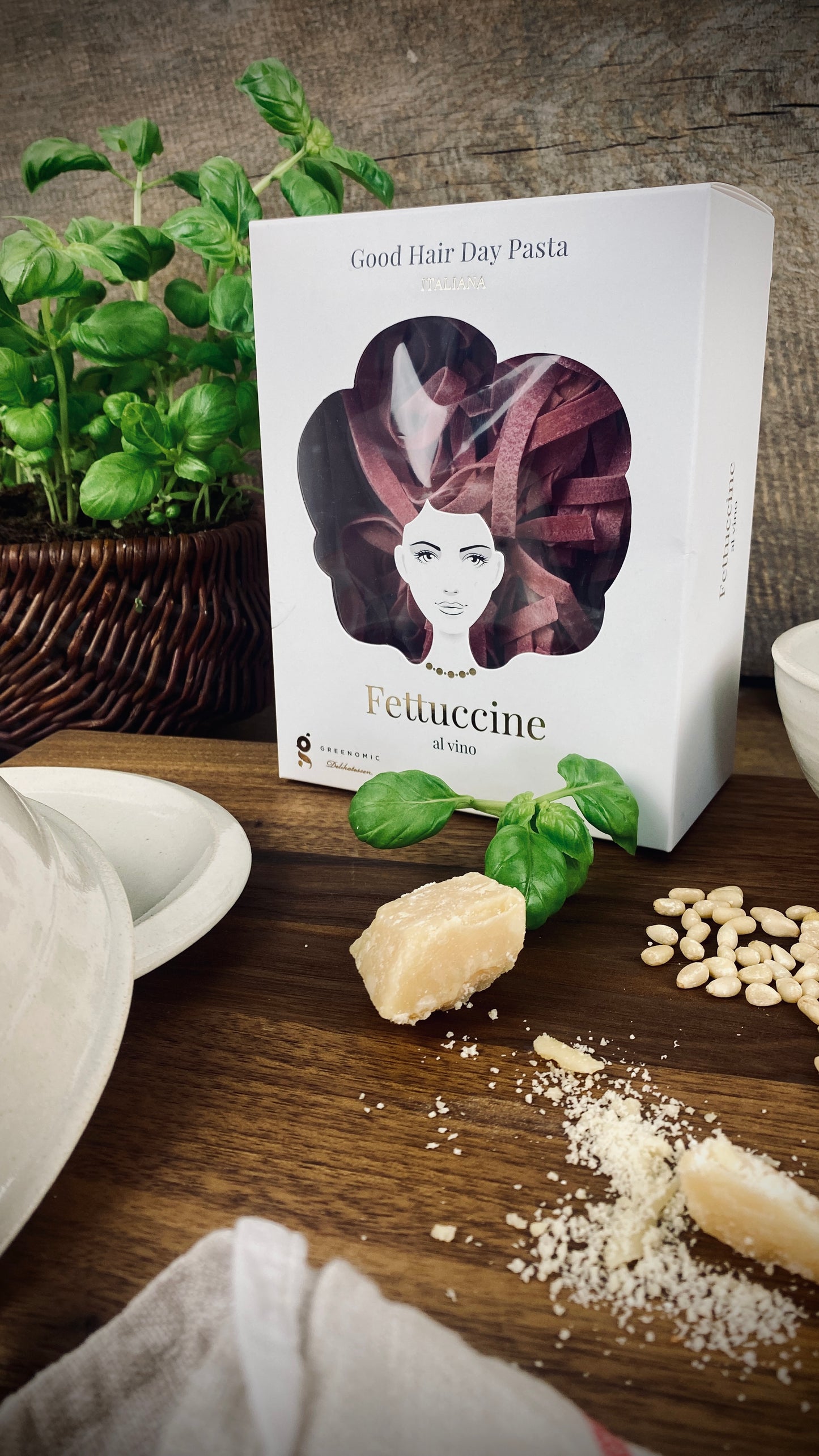 Pasta Fettuccine mit handgetöpferten Sieb mit Unterteller