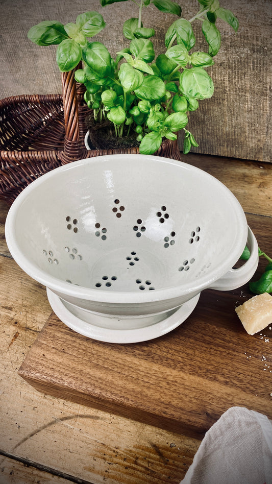 Sieve hand-made with saucer from the Atelier Andrea