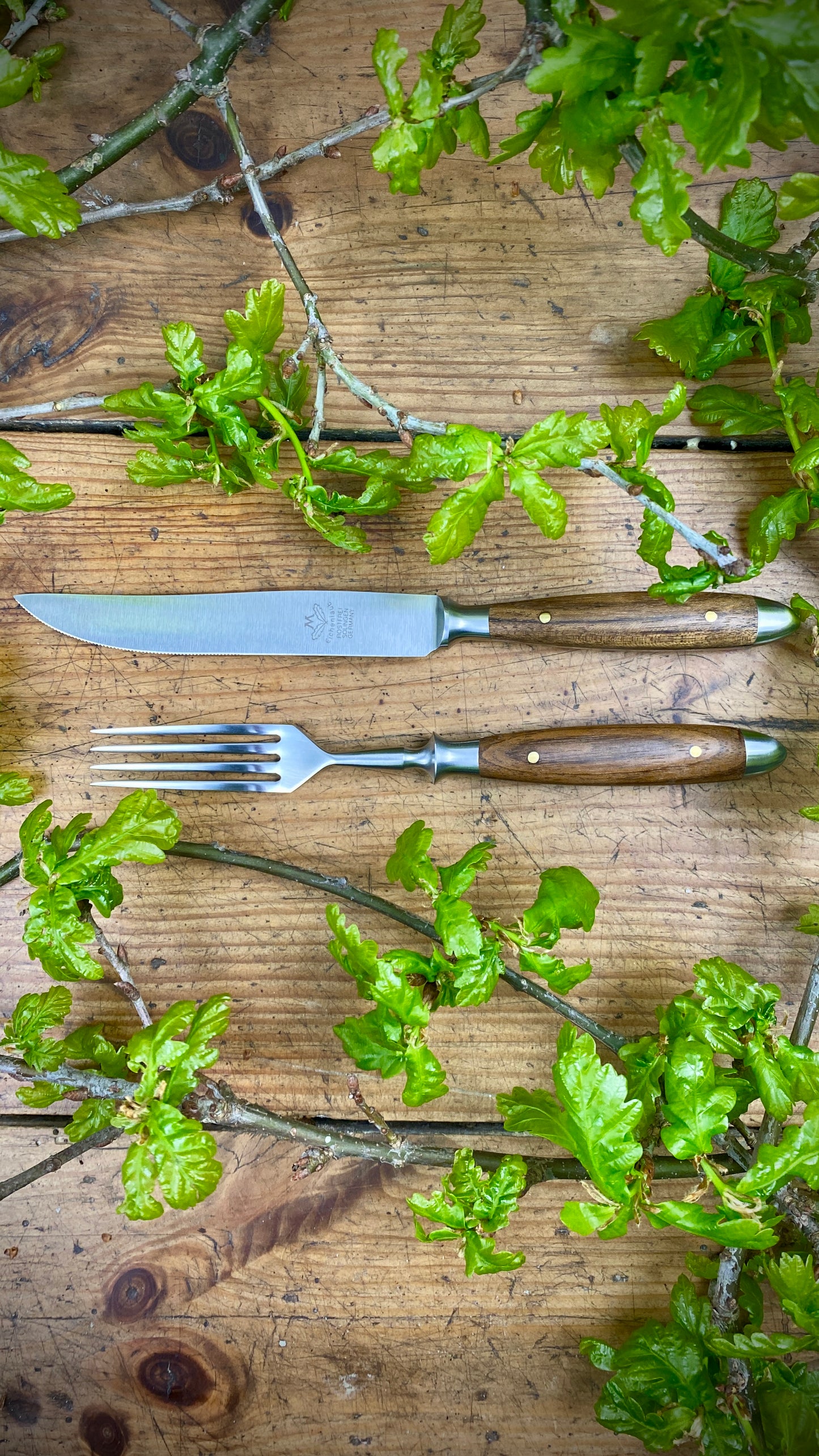 Oak leaf steak cutlery with real dark oak