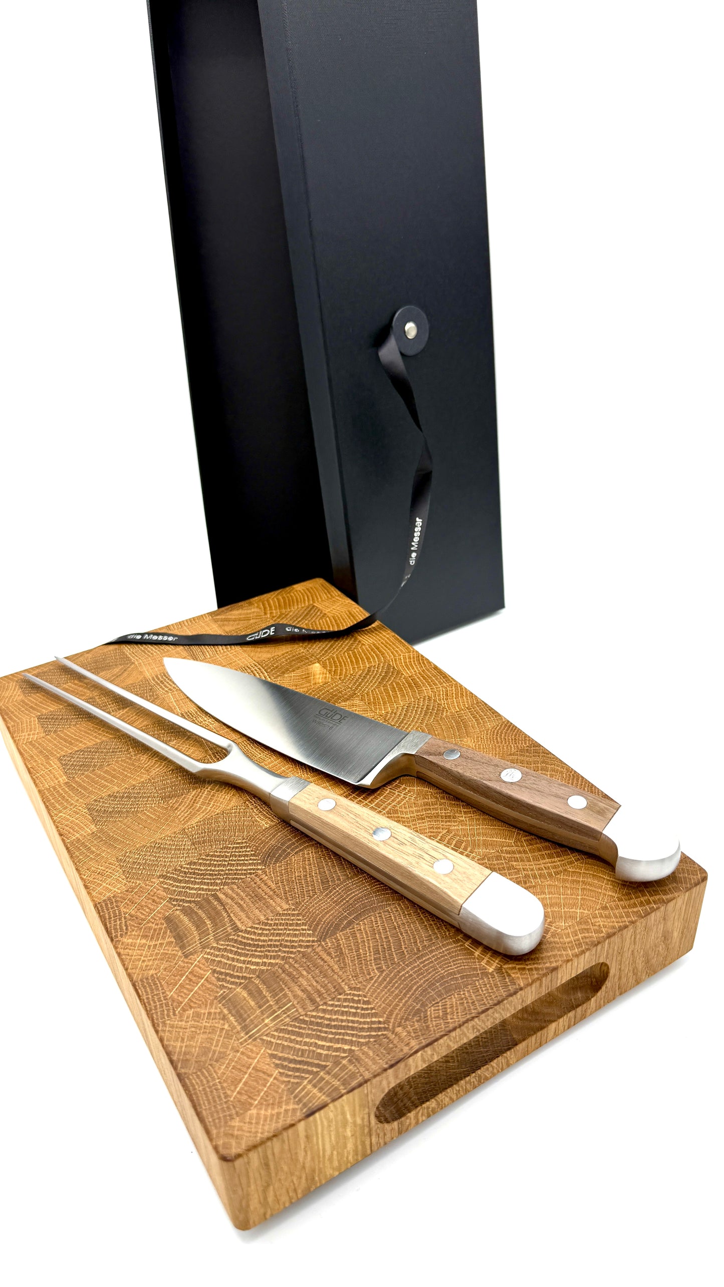 Geschenkset „Küchenmeister“ – Hackbrett aus Eiche, Güde Kochmesser Alpha & Güde Fleischgabel Alpha