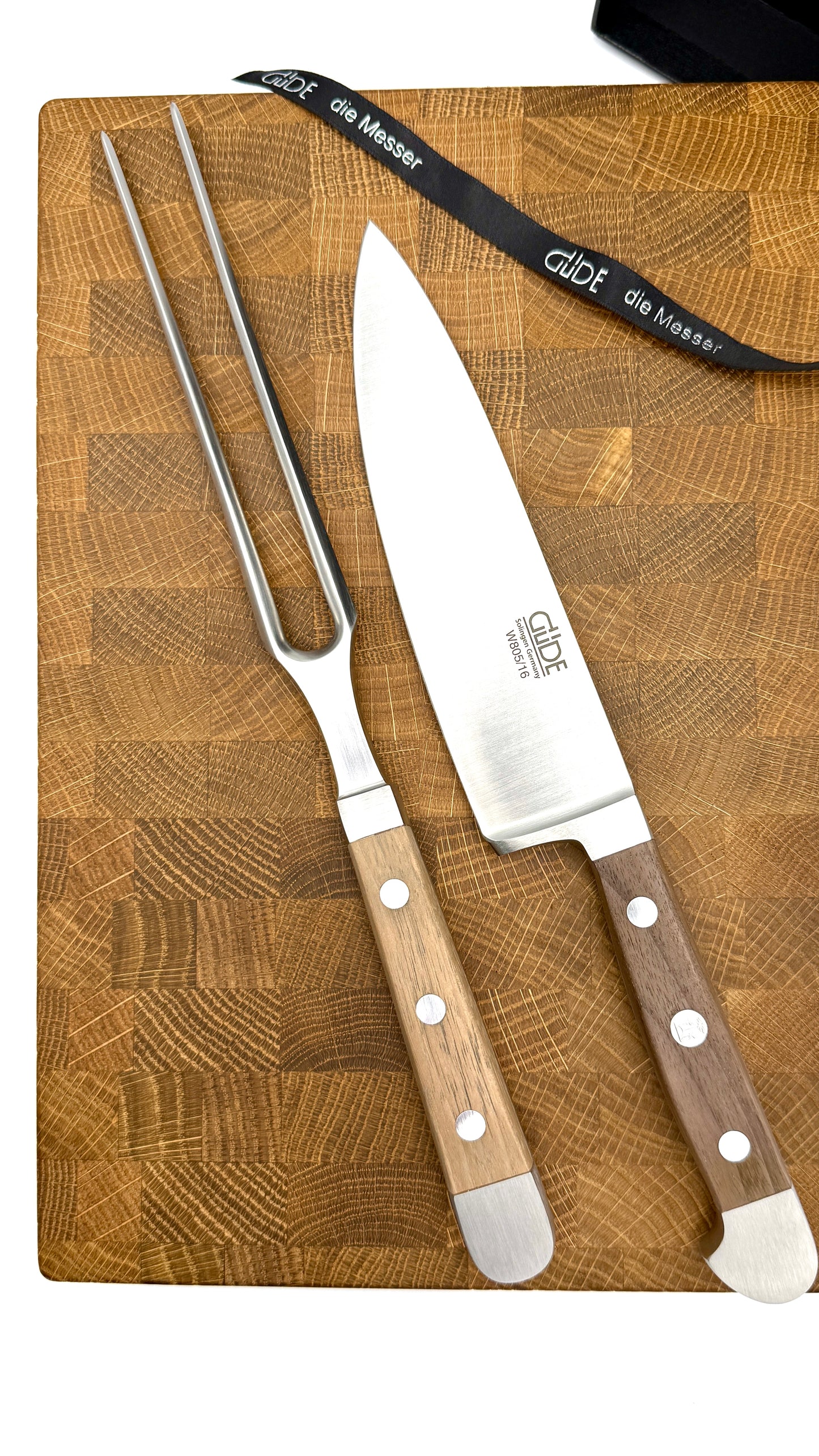 Geschenkset „Küchenmeister“ – Hackbrett aus Eiche, Güde Kochmesser Alpha & Güde Fleischgabel Alpha