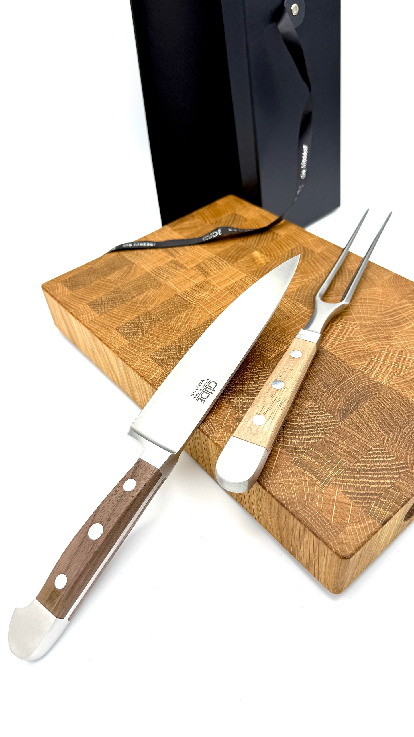 Geschenkset „Küchenmeister“ – Hackbrett aus Eiche, Güde Kochmesser Alpha & Güde Fleischgabel Alpha