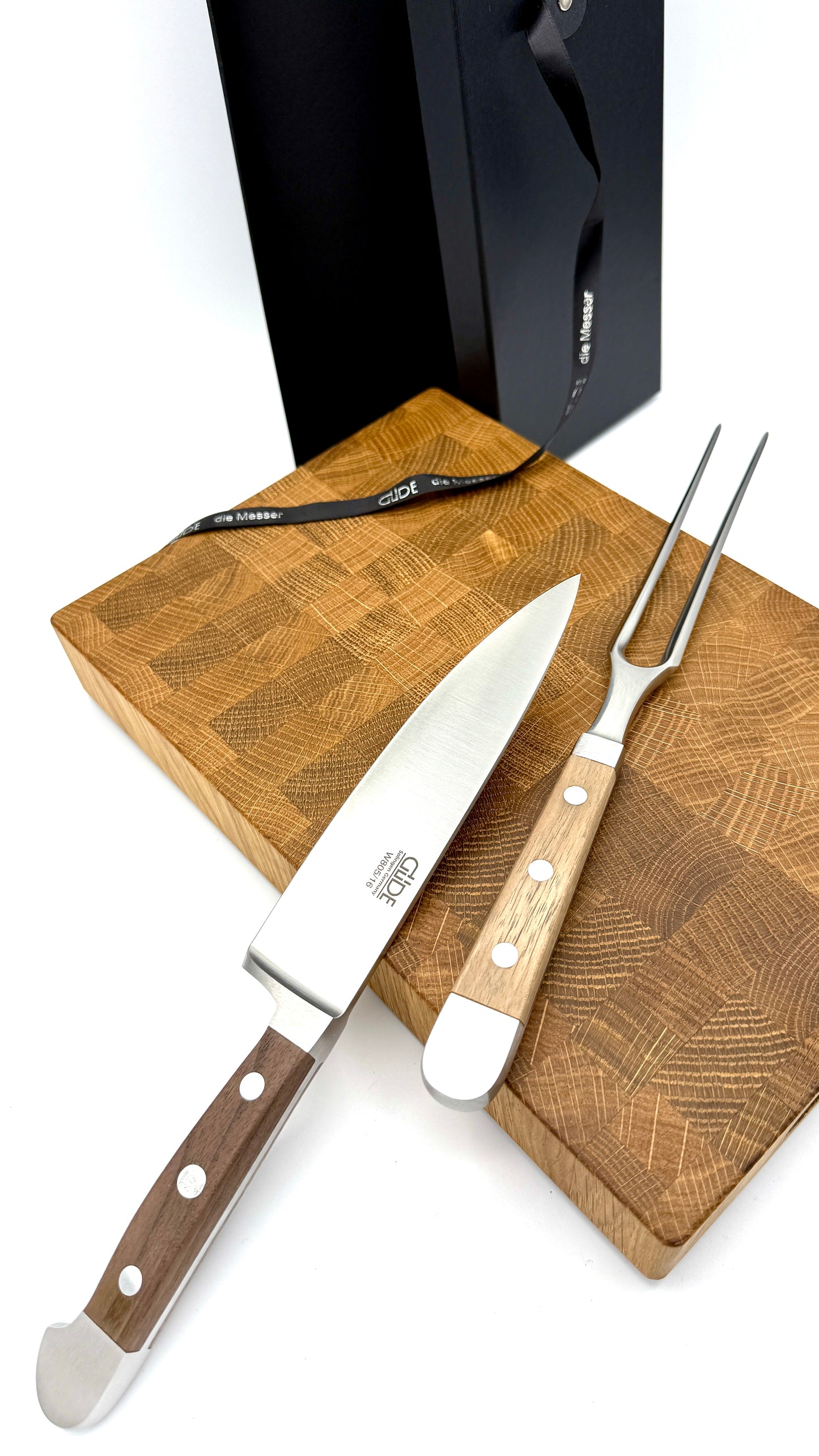 Geschenkset „Küchenmeister“ – Hackbrett aus Eiche, Güde Kochmesser Alpha & Güde Fleischgabel Alpha