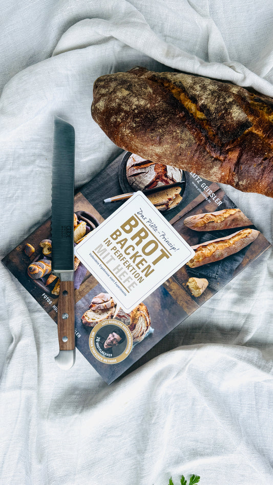 Geschenkset „Backkunst & Genuss“ – Buch „Brot backen in Perfektion“ & Gude Brotmesser Alpha (Walnuss, ca. 21 cm)