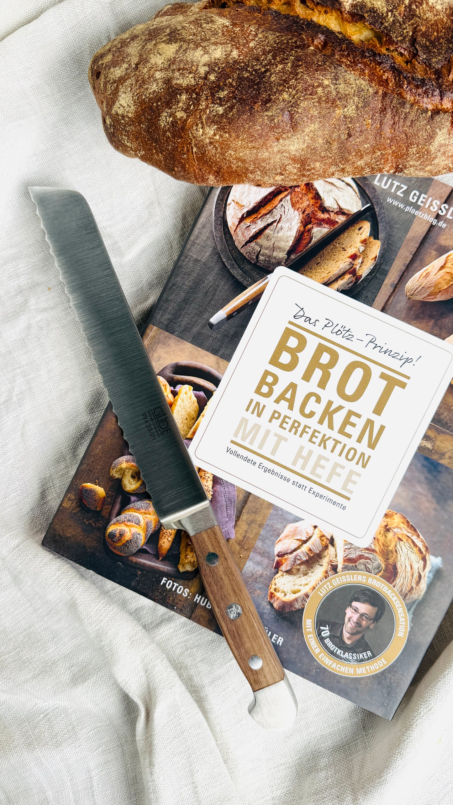 Geschenkset „Backkunst & Genuss“ – Buch „Brot backen in Perfektion“ & Gude Brotmesser Alpha (Walnuss, ca. 21 cm)