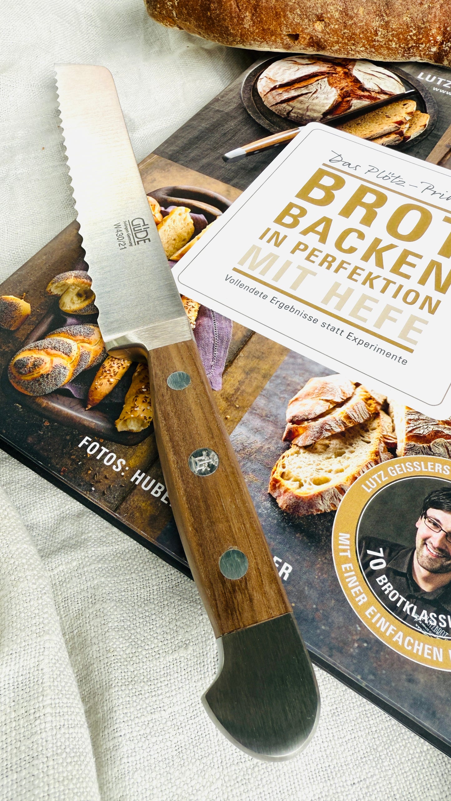 Geschenkset „Backkunst & Genuss“ – Buch „Brot backen in Perfektion“ & Gude Brotmesser Alpha (Walnuss, ca. 21 cm)