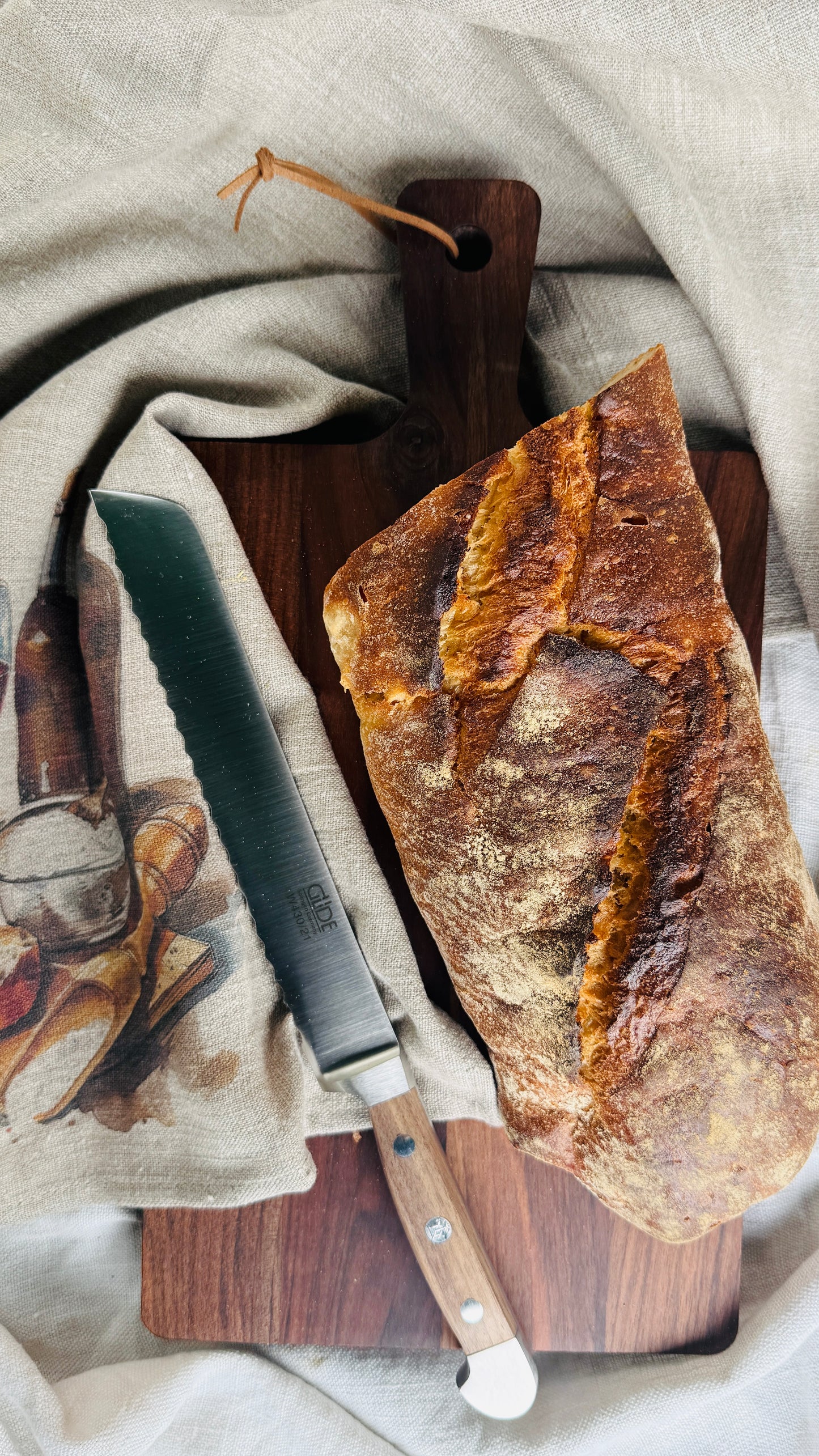 Geschenkset Güde Brotmesser, großes Brett Wallnuss & Leinentuch "Bread & Wine"