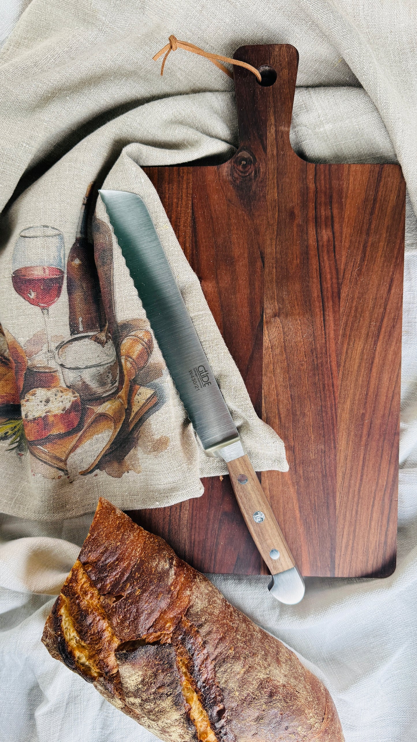 Geschenkset Güde Brotmesser, großes Brett Wallnuss & Leinentuch "Bread & Wine"