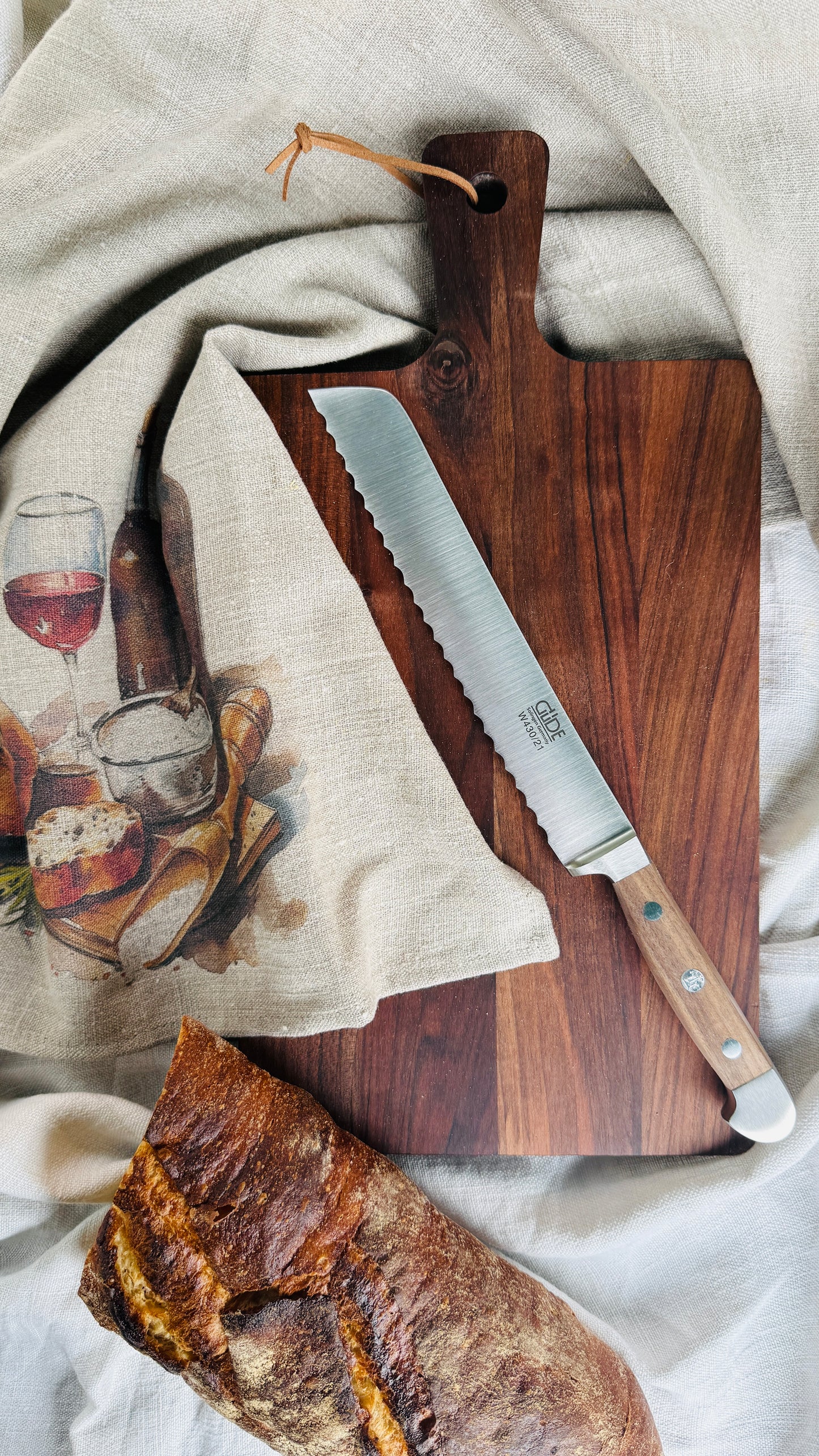 Geschenkset Güde Brotmesser, großes Brett Wallnuss & Leinentuch "Bread & Wine"