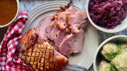 Krustenbraten vom Bio-Schwein mit Rotkohl und Kartoffeln