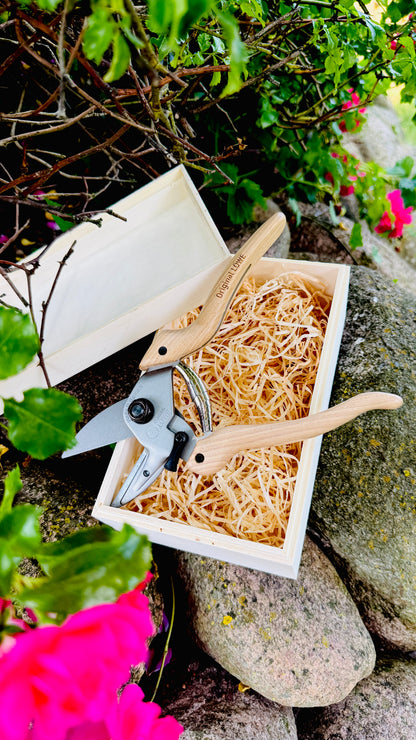 Original Löwe 6.104 anvil scissors with natural wood handle