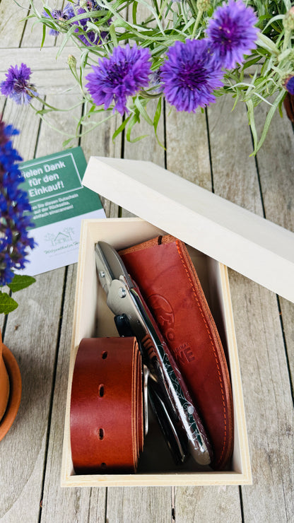 Geschenkset für ihn - Original Löwe 1.100 Amboss-Schere mit Lederholster, Universal-Ledergürtel und Holzbox