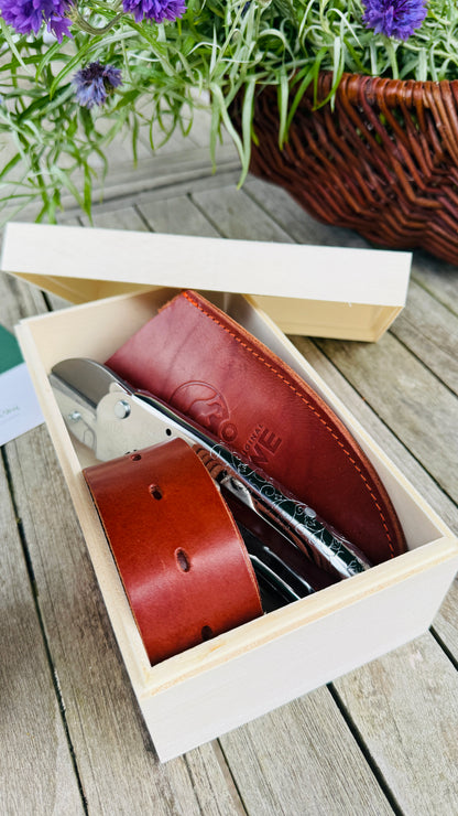 Geschenkset für ihn - Original Löwe 1.100 Amboss-Schere mit Lederholster, Universal-Ledergürtel und Holzbox